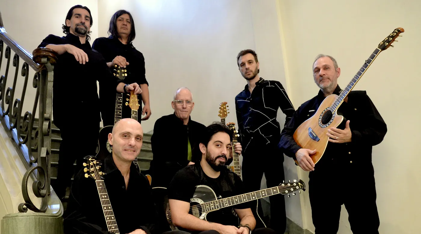 The League of Crafty Guitarists junto con la Camerata de la Filarmónica de Río Negro